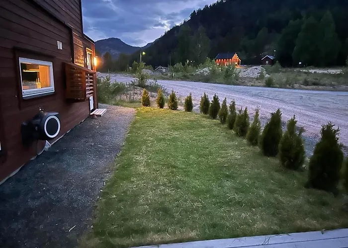 Trivelig Og Nylig Oppfort Hytte Med Innendors Peis